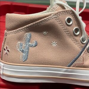 Converse Women's  High-Top Sneakers women’s 7  Madison mid- western stitch .